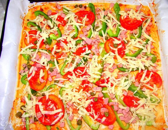 Выложить начинку и равномерно распределить.