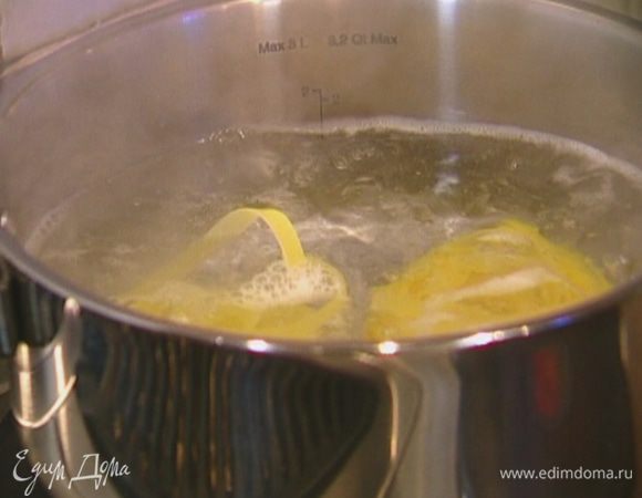 Тальятелле отварить в подсоленной воде почти до готовности (на пару минут меньше, чем указано на упаковке), затем слить.