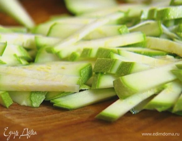 Кабачок нарезать мелкой соломкой.