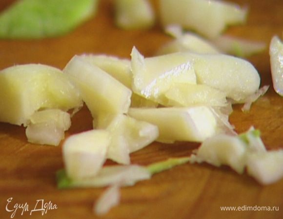 Чеснок почистить, раздавить плоской стороной ножа и крупно порубить.