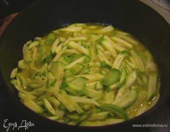 В глубокой сковороде разогреть оливковое и сливочное масло и обжарить кабачок и чеснок до прозрачности. Затем посолить, поперчить, влить вино и дать ему выпариться на сильном огне. 