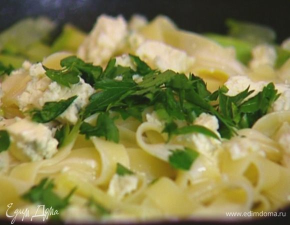 Выложить макароны в сковороду с кабачком, перемешать, влить сливки, добавить голубой сыр, петрушку, все перемешать и посыпать натертым пармезаном.