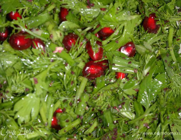 готовим начинку из зелени и граната,зелень режем,и выкладываем туда же очищеный гранат