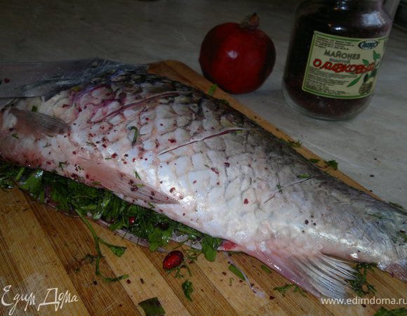 наполняем рыбу начинкой и закрепляем зубочисткой,делаем 3 надреза,по обеим сторонам