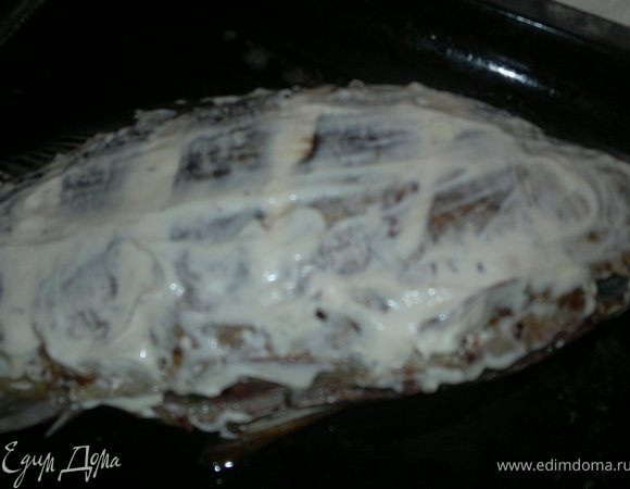 затем на одну сторону рыбы мажем сметану и кладём в печь,на 10-15 минут,как подрумянется вынимаем.