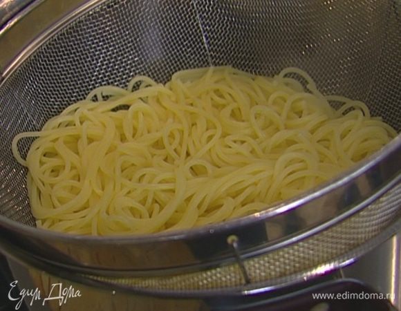 Спагетти, не ломая, отварить в подсоленной воде согласно инструкции на упаковке.