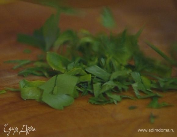 Петрушку мелко порубить.