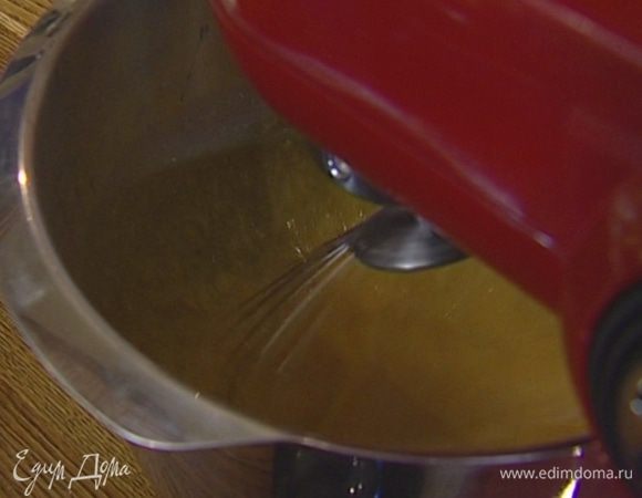 Яйца и желтки соединить с сахаром и взбить в комбайне в пышную массу.