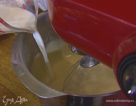 Продолжая взбивать на медленной скорости, влить в яичную массу 150 мл молока и всыпать 40 г муки, затем так же порциями ввести оставшееся молоко и муку. Вымешивать до получения однородной массы.