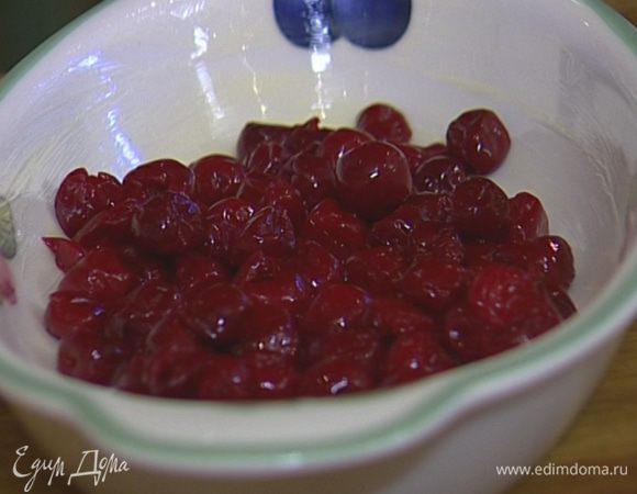 Керамическую форму смазать сливочным маслом, выложить в нее вишню (без жидкости).
