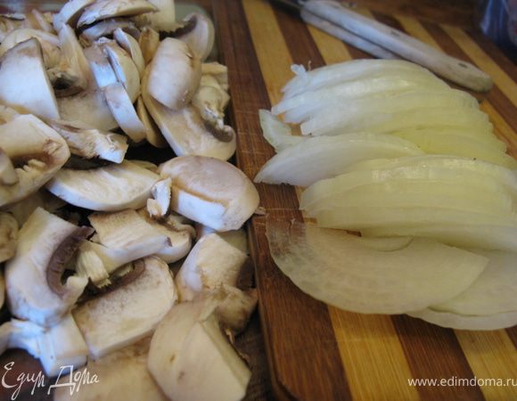 Рис отварить. Репчатый лук нарезать полукольцами, шампиньоны нарезать пластинками.