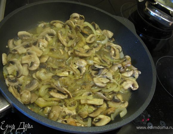 Лук обжарить на разогретом растительном масле до прозрачности, добавить нарезанные грибы и обжарить все вместе до выпаривания жидкости. Посолить, приправить перцем и остудить. Сыр натереть на крупной терке.