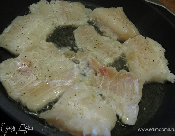 В сквороде разогреть масло и обжарить на нем кусочки рыбы с двух сторон почти до готовности. Обжаренную рыбу остудить.