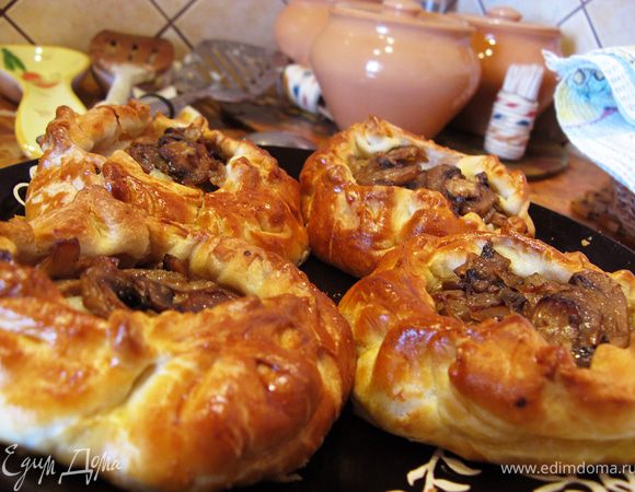 Смазать пирожки взбитым желтком и выпекать при температуре 200 градусов минут 15-20. Приятного аппетита!