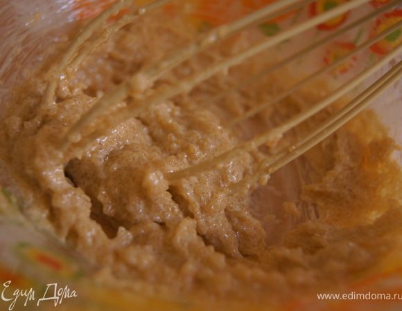 Сливочное масло сбиваем с сахаром.
