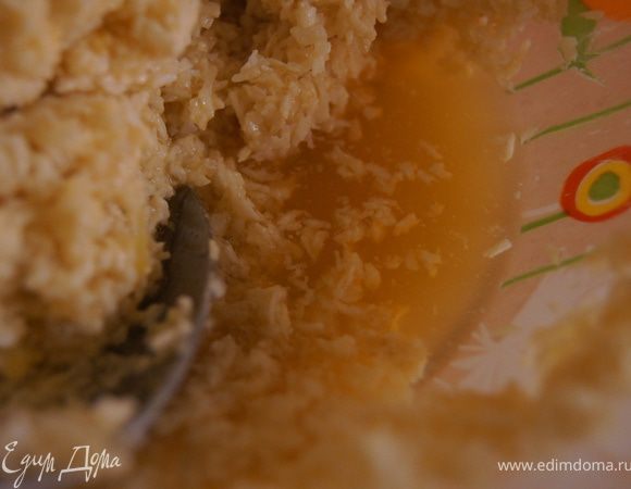 Добавляем кокосовую стружку, апельсиновый сок и муку.
