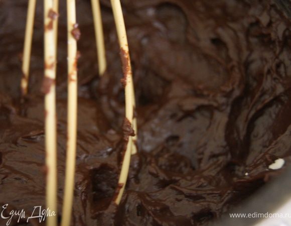 Крем:
молоко, сахар и шоколад ставим на огонь, доводим до кипения и всыпаем крахмал, постоянно помешивая венчиком. Снять с огня, добавить сливочное масло, размешать и остудить.
