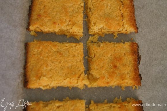 Кокосовому пирожку дать остыть и разрезать на 8 квадратиков.