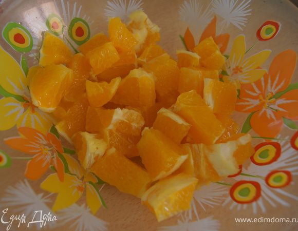 Апельсин нарезать кубиками и смешать с ликером.
