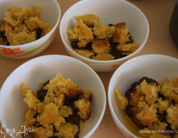 Берем тарелочки, и выкладываем апельсин, сверху крем и поломанный на кусочки кокосовый пирожок. И так в два слоя. 
