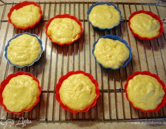 Выкладываем в формочки для маффинов на 2/3 объема. Если формочки силиконовые, то их можно не смазывать, если железные, то смазать сливочным маслом и присыпать мукой или манкой…