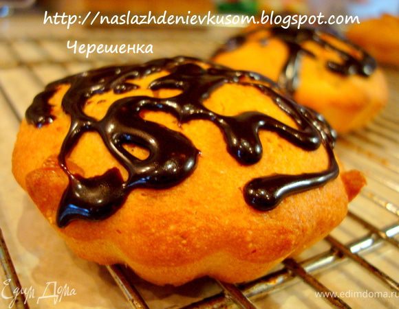 Глазурь:
Растопить сливочное масло с сахаром, добавить молоко и какао, тщательно перемешать, чтобы не было комочков и на медленном огне, постоянно помешивая проварить минут 5, чтобы глазурь начала густеть… Украсить маффины глазурью, дать остыть и можно наслаждаться вкусом!!!
