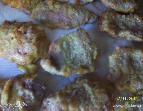 Куски телятины обвалять в муке и во взбитом яйце и обжарить на растительном масле с обеих сторон. Выложить на бумажное полотенце.