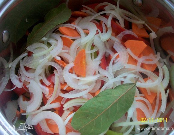 Мясо и овощи выложить шарами в кастрюлю.
