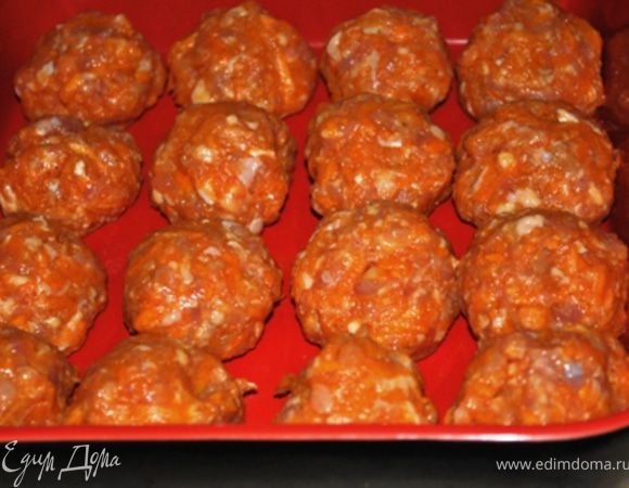 Сформировать тефтельки, выложить на дно формы для запекания