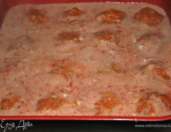 Лук и морковь обжарить, добавить измельченные томаты, сливки, довести до кипения, варить 5 минут. Добавить разведенные в 100 мл. холодной воды крахмал. Посолить, поперчить. Довести до кипения. 
Залить соусом тефтели.