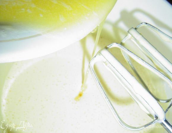 Рецепт оригинала торта "Дунайские волны" находится здесь - http://www.edimdoma.ru/recipes/21373 , я использовала корж без вишен в своем рецепте - http://www.edimdoma.ru/recipes/30946, а сейчас новая интерпретация торта, в нем изменен крем и глазурь. Но, как говорят, повторение мать учения, то еще раз повторю как приготовить корж.
"Белки отделить от желтков и взбить в пену, постепенно добавляя сахар. Не переставая взбивать, добавить по одному желтки. Масло вливаем тонкой струйкой, постоянно взбивая миксером.  
 
 
 