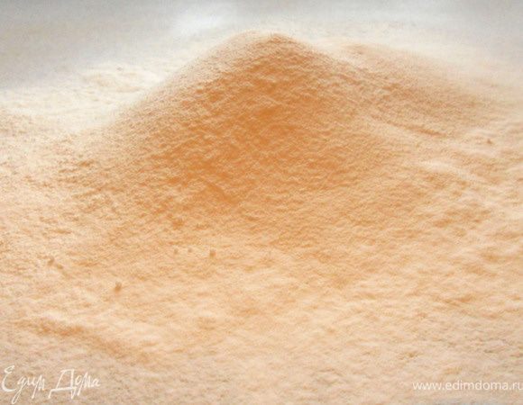 Муку с разрыхлителем просеять через сито, соорудить горку.