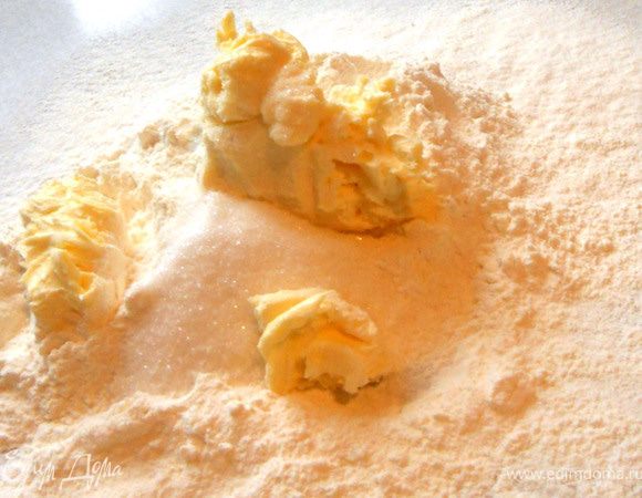 Добавить предварительно размягченное сливочное масло, соль и 2-3 ст.л. сахара. ***Несколько отошел от оригинального рецепта, заменил часть сахара ванильным, и не пожалел***. 