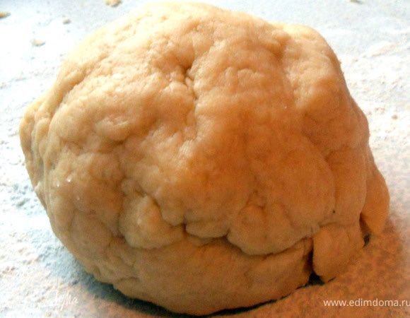 Плеснуть немного теплой воды (2-3 ст.л. или чуть больше, ориентируйтесь на месте) и замесить мягкое тесто. Оставить на 15-20 минут. 