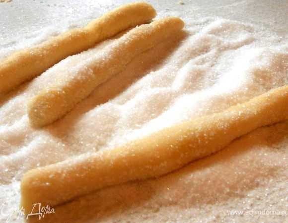 Обвалять их в оставшемся сахаре. 