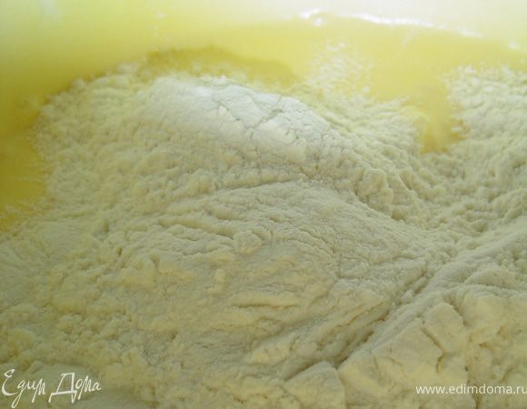 Муку просеять, смешать с разрыхлителем и попеременно с молоком добавлять в тесто, постоянно помешивая ложкой.Тесто разделить пополам.