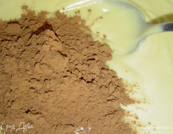 Одну половину смешать с какао и 2 ст. л. молока.