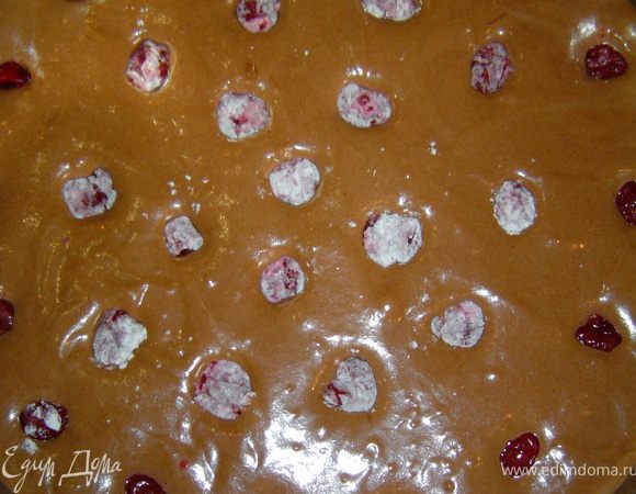 Вишню разморозить, слить сок, обвалять в муке и равномерно распределить по всей поверхности теста, слегка вдавив.