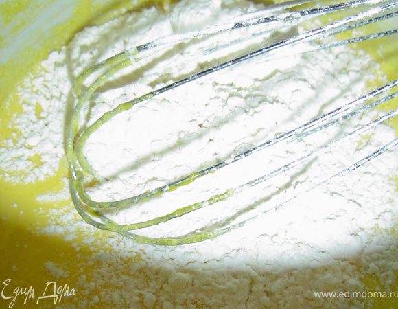 А теперь приступаем к приготовлению крема. Желтки тщательно перетираем с сахаром, затем добавляем просеянные муку и крахмал, снова все перемешиваем. 