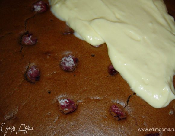 Этот крем выкладываем на корж, равномерно распределяя по всей поверхности и отправляем в холод на 30 минут.