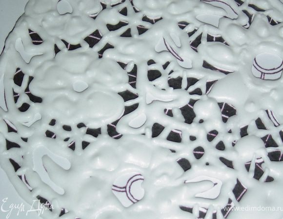 Я украсила торт кружевом из айсинга. 