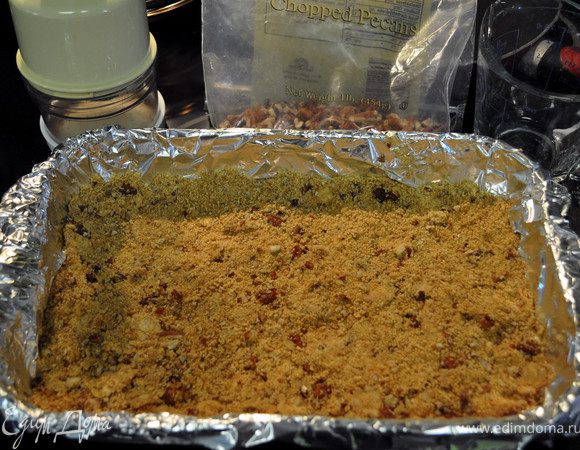 Разрубить слив. масло с крошкой от печенья, добавить размельченный пекан,воды/2стол.л/.Выложить в форму, разровнять прессуя.
Поставить в холодильник на несколько часов или на ночь, сделав заранееё