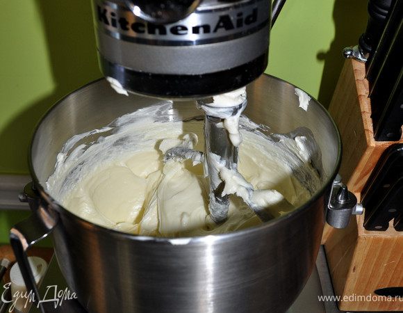 Взбить слив.сыр с сах.песком на сред.скорости миксером до полного растворения песка.Добавить сметану,муку и ванилин.Все хорошо смешать.Добавить по одному яйцу и на медленной скорости перемешать.Выложить поверх основы .