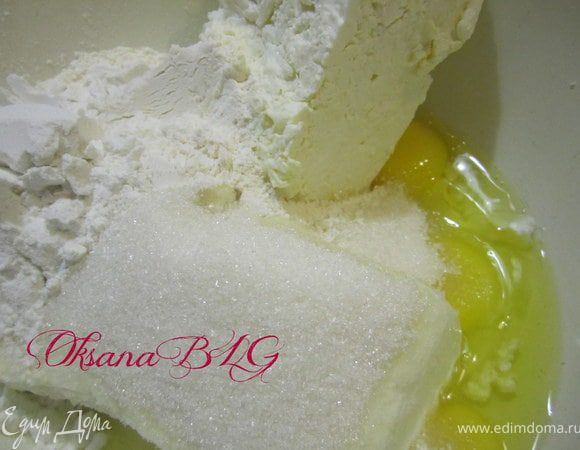 Творог, яйца, муку, крахмал, соль перемешать.