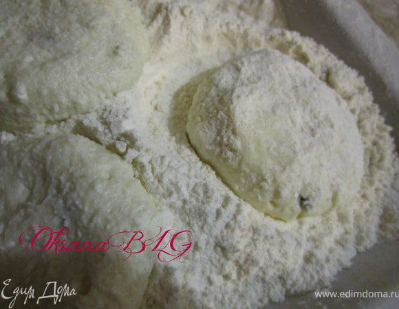 Сформировать сырнички, обвалять в муке.