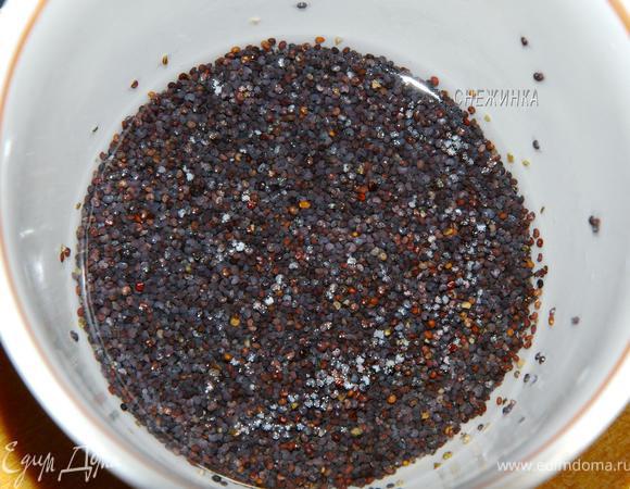 Мак залить небольшим количеством кипятка, чтобы вода была на уровне зерен, и дать ему распариться.