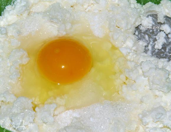 Творог протереть через сито или, как я делала, хорошо растереть ложкой в миске, добавить сахар, яйцо, соль, ванилин и тщательно перемешать.