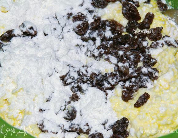 Добавить муку и изюм, хорошо перемешать.