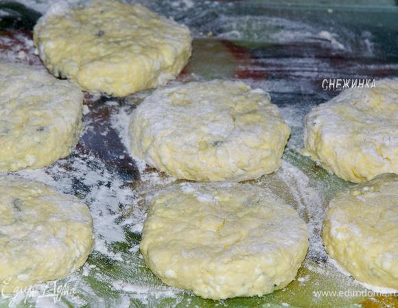 Сформировать сырники, обваливая их в муке. 