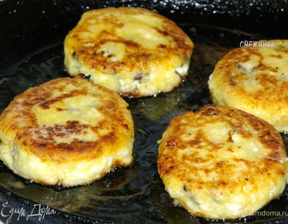 В сковороде разогреть растительное масло, поджарить сырники с двух сторон.
